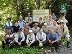 木うその森看板前で集合写真