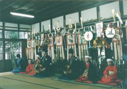 第二段落:「青柴垣神事」で頭屋が2人並んで座っている場面(PC131731左2枚画質良い方) 第二段落:「青柴垣神事」で頭屋が2人並んで座っている場面(PC131731左2枚画質良い方)
