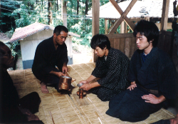 第四段落:神事舞の神主へのインタビューの場面(PC131682左中央か左下) 第四段落:神事舞の神主へのインタビューの場面(PC131682左中央か左下)