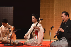 地歌「茶の湯音頭」を披露する福田栄香さん