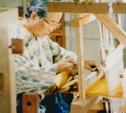 花織を織る宮平初子