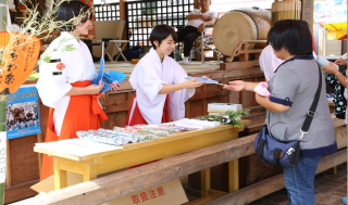 ①夏祭りで団扇を貰う人（埼玉県熊谷市熊谷うちわ祭）