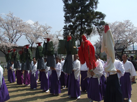 諏訪神社の境内に居並ぶ人形たち